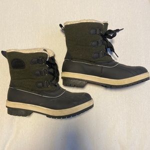 Forest green, ankle snow boots with fleece lining.